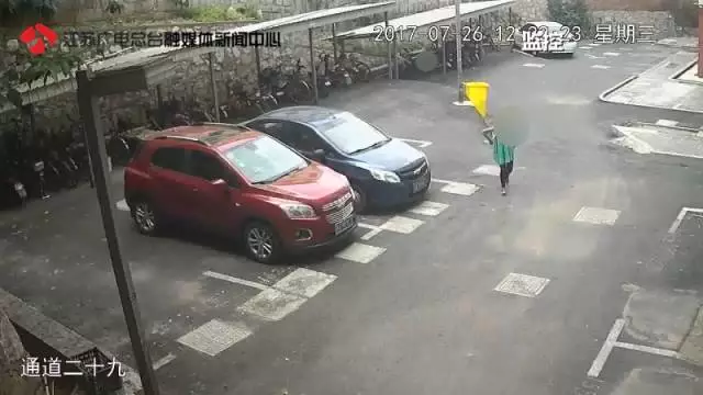 10歲女孩稱在小區內被綁架 監控畫面卻是這樣一幕 10歲女孩稱在小區內被綁架 監控畫面卻是這樣一幕