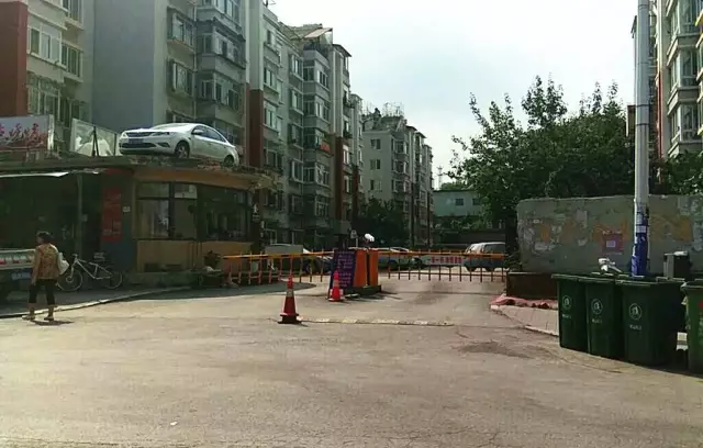 女司機與保安沖突停車堵門 物業雇吊車讓其上天 女司機與保安沖突停車堵門 物業雇吊車讓其上天