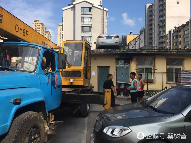女司機與保安沖突停車堵門 物業雇吊車讓其上天 女司機與保安沖突停車堵門 物業雇吊車讓其上天
