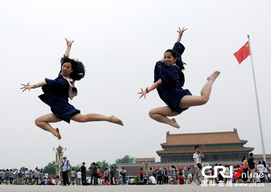 幾名打?qū)W生天安門(mén)廣場(chǎng)創(chuàng)意留影。圖片來(lái)源：金聞/CFP