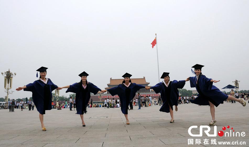 幾名打?qū)W生天安門(mén)廣場(chǎng)創(chuàng)意留影。圖片來(lái)源：金聞/CFP