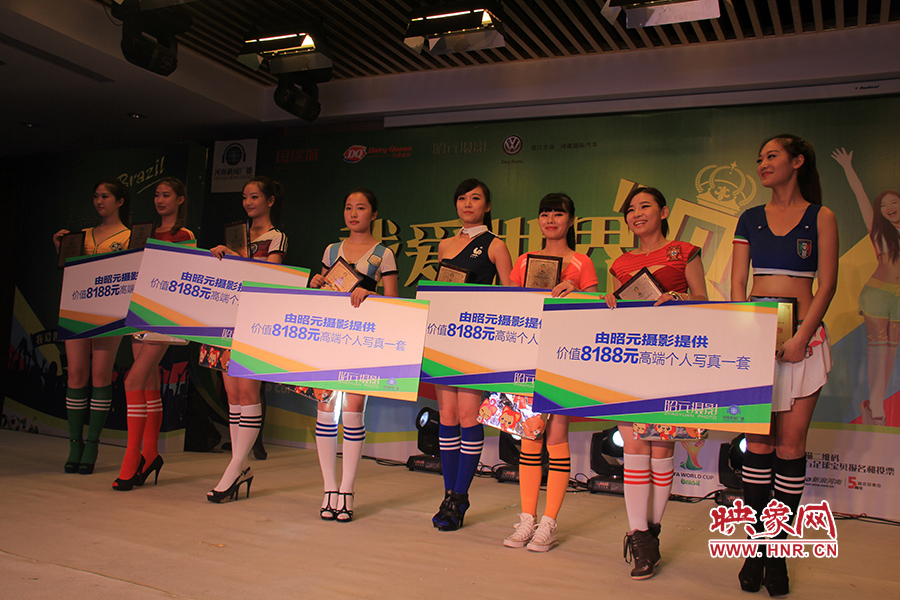 18位足球佳麗通過自我列紹、旗袍走秀、球衣展示三輪比拼，最終8位選手成功勝出。