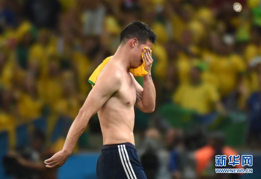 7月4日，哥倫比亞隊(duì)球員羅德里格斯退場時(shí)掩面而泣。