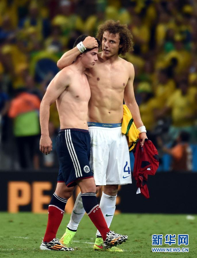 圖為7月4日，巴西隊(duì)球員路易斯（右）賽后安慰哥倫比亞隊(duì)球員羅德里格斯。