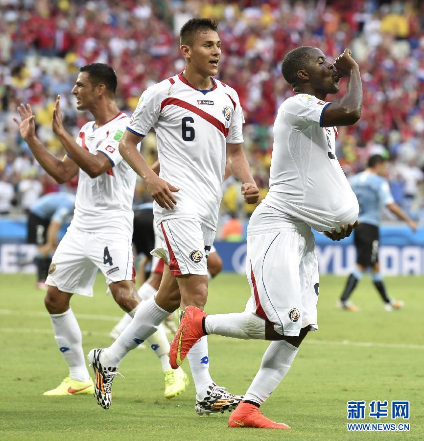 6月14日，哥斯達(dá)黎加隊(duì)球員喬·坎貝爾（右一）進(jìn)球后將足球塞進(jìn)衣服內(nèi)慶祝。