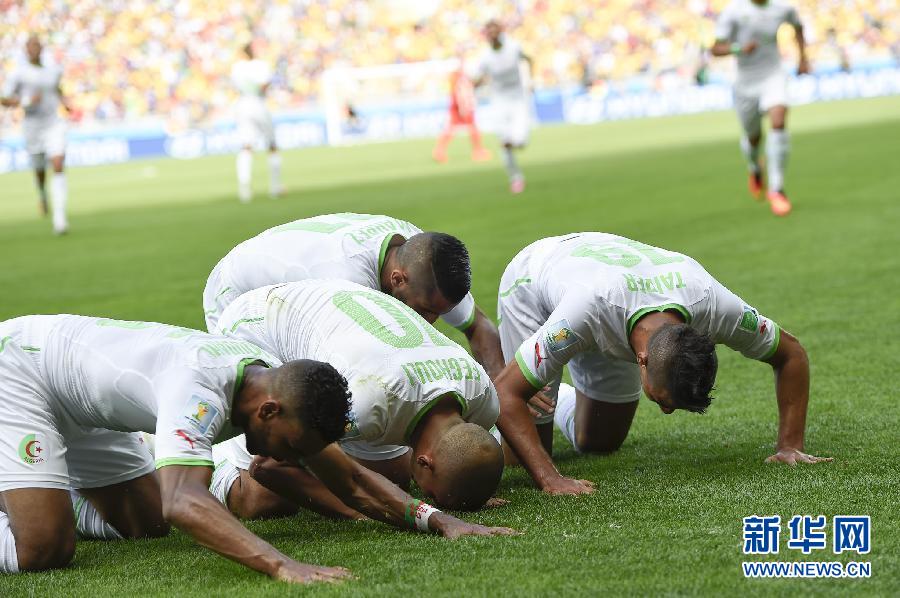 6月17日，阿爾及利亞隊(duì)球員蘇·費(fèi)古利（左二）罰入點(diǎn)球后與隊(duì)友慶祝。