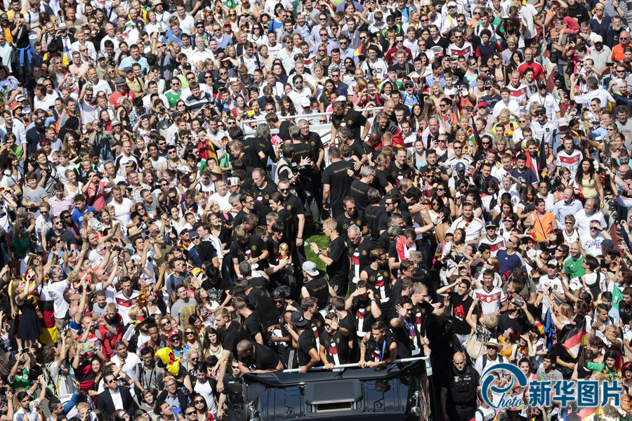 當(dāng)?shù)貢r(shí)間2014年7月15日，德國柏林，德國隊(duì)歸國舉行奪冠巡游。