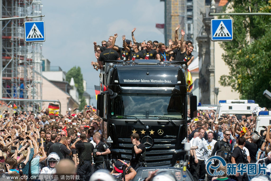 當(dāng)?shù)貢r(shí)間2014年7月15日，德國柏林，德國隊(duì)歸國舉行奪冠巡游。