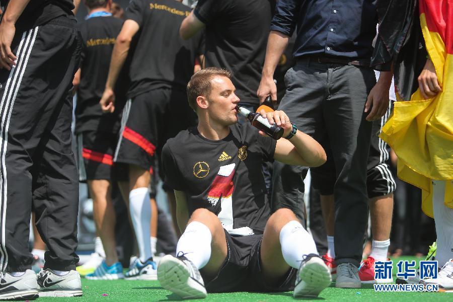 當(dāng)?shù)貢r(shí)間2014年7月15日，德國柏林，德國隊(duì)歸國舉行奪冠巡游