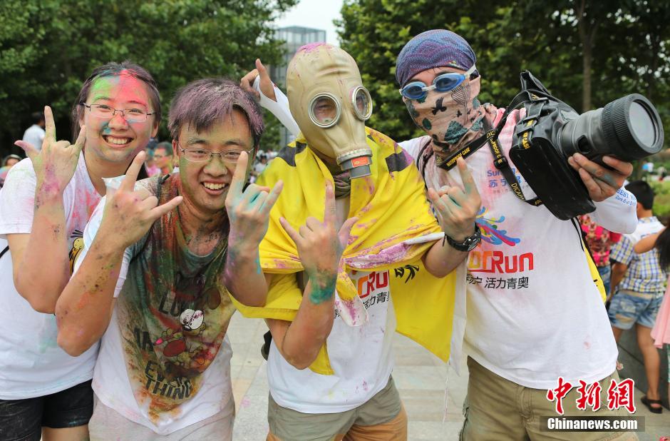 7月19日,參加彩虹跑的年輕人沖向終點后合影。 7月19日,參加彩虹跑的年輕人沖向終點后合影。
