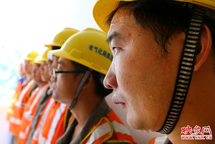 入伏的天氣里，一套工裝穿在身上，即使不動(dòng)也是滿頭大汗