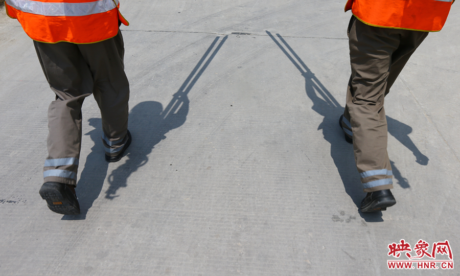 中午時(shí)分，烈日當(dāng)頭，在滾燙的水泥地面上投下了小小的身影