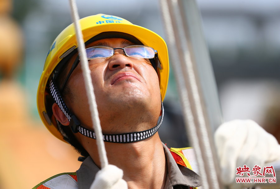 酷暑下，工人師傅的每一個(gè)動(dòng)作都消耗著大量的體力