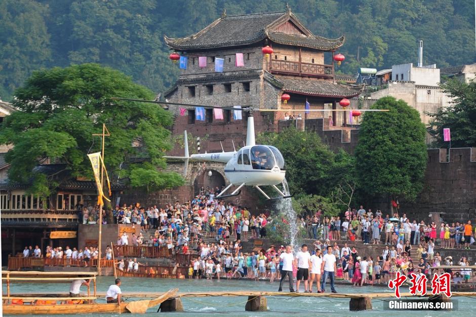 鳳凰偶遇節上演“冰桶挑戰” 直升機低空潑水