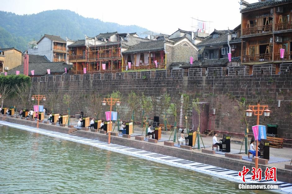 鳳凰偶遇節上演“冰桶挑戰” 直升機低空潑水