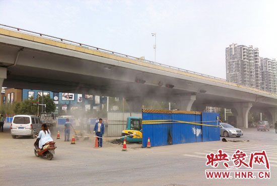 施工單位對塌陷處進行路面切割，造成路面塵土飛揚。