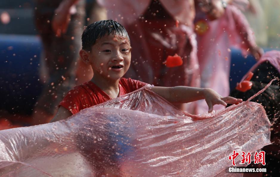 長沙上演“西紅柿大戰”場面火爆 長沙上演“西紅柿大戰”場面火爆