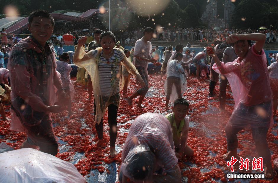 長沙上演“西紅柿大戰”場面火爆 長沙上演“西紅柿大戰”場面火爆
