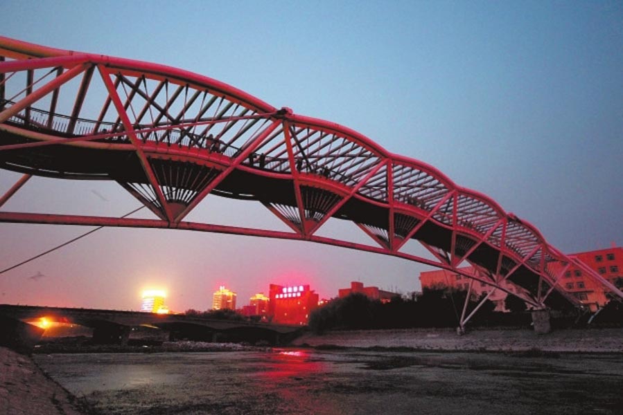 此前三座橋黑燈瞎火，許多人為此不敢從此過。