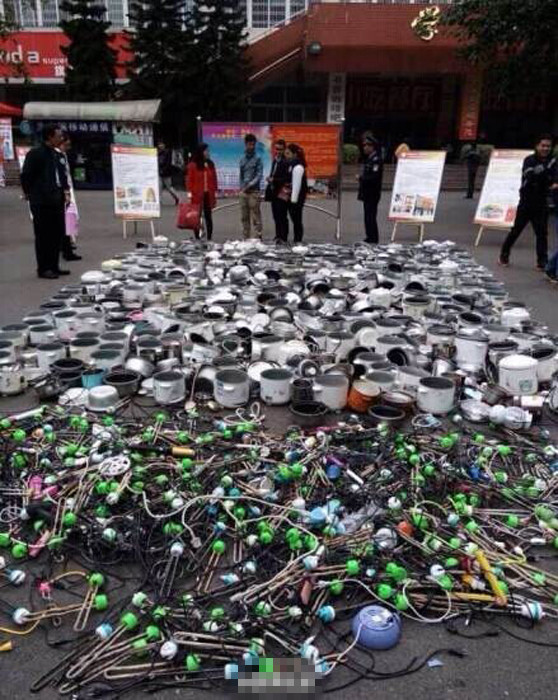 西南民族大學查寢的戰(zhàn)利品:電飯煲和熱得快 西南民族大學查寢的戰(zhàn)利品:電飯煲和熱得快