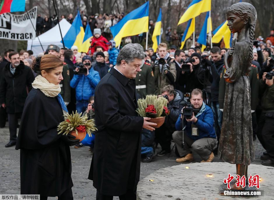 當地時間2014年11月22日，烏克蘭基輔，民眾舉行儀式紀念1932-1933烏克蘭大饑荒81周年