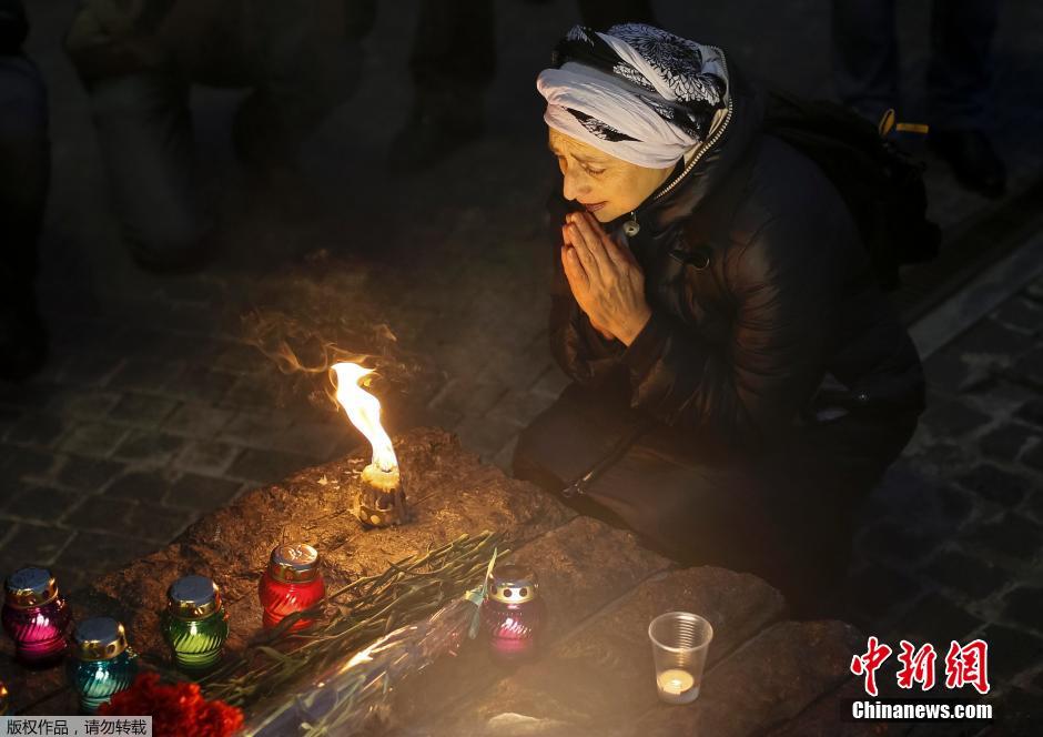 當地時間2014年11月22日，烏克蘭基輔，民眾舉行儀式紀念1932-1933烏克蘭大饑荒81周年