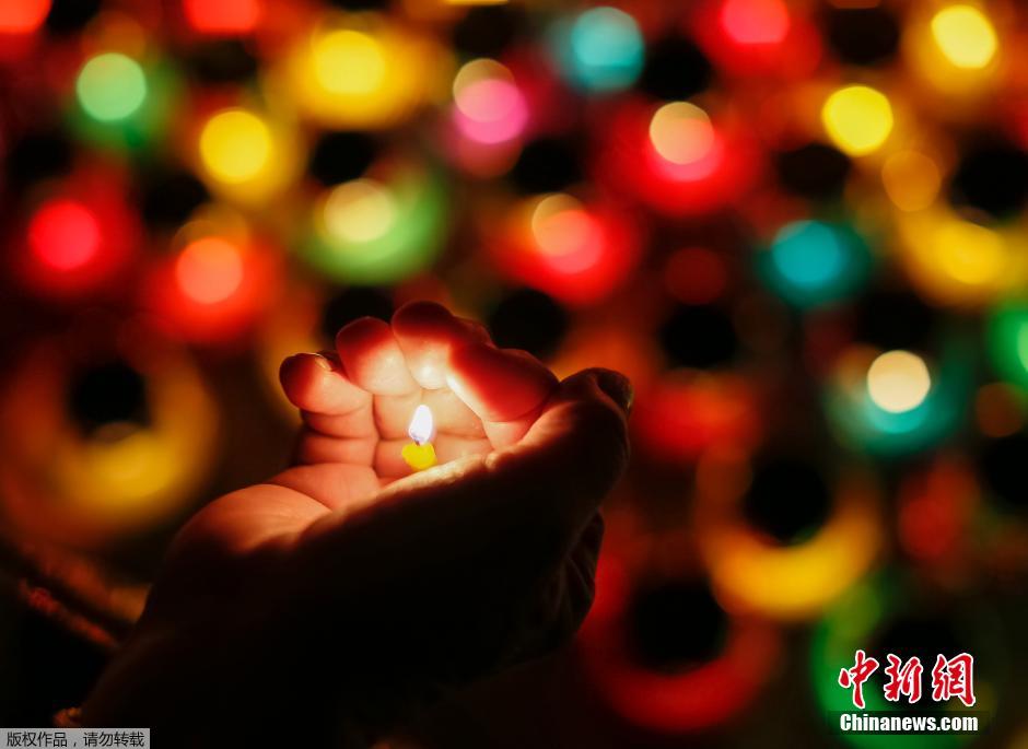 當地時間2014年11月22日，烏克蘭基輔，民眾舉行儀式紀念1932-1933烏克蘭大饑荒81周年