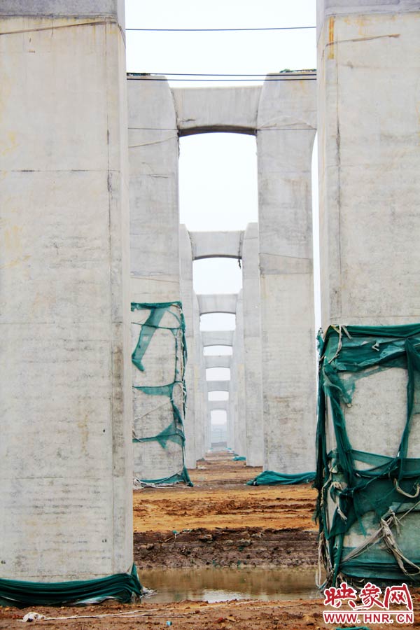 目前附近居民認為“照目前的施工狀況看，年底主體完工已不太可能”。