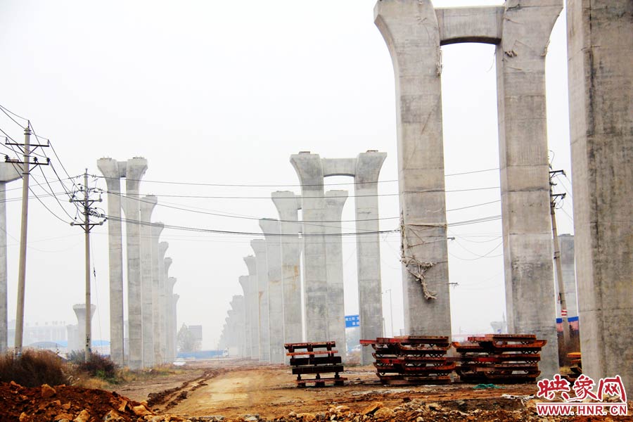 南北方向已架起數百根橋墩，一眼望不到邊際。