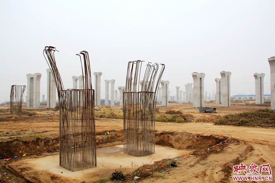 位于鄭州市南四環的京廣快速路南延工程已經停工數月，現場幾百根橋墩已經架起，場面甚是“震撼”。