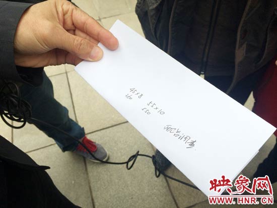 經過初步測量，河南省人民會堂主樓的違法廣告牌面積為910平米。