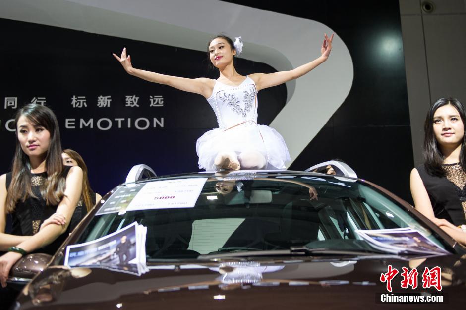 舞者上演車頂芭蕾 舞者上演車頂芭蕾