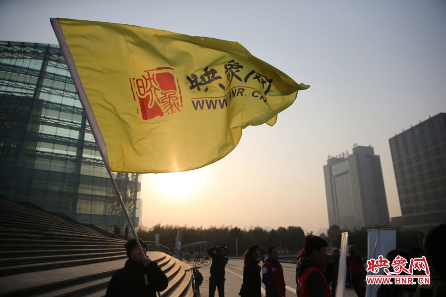 在映象網旗幟的召喚下,車友們匯聚在鄭東新區。 在映象網旗幟的召喚下,車友們匯聚在鄭東新區。