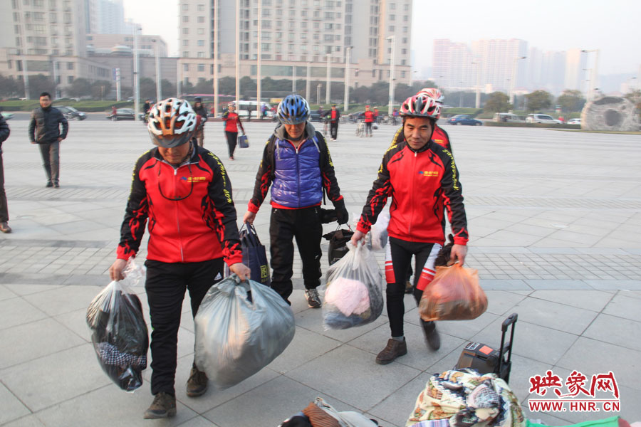 騎友陸續來到捐贈現場 騎友陸續來到捐贈現場