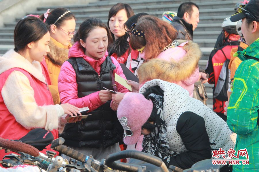 映象網工作人員向網友介紹衣物捐贈相關信息 映象網工作人員向網友介紹衣物捐贈相關信息