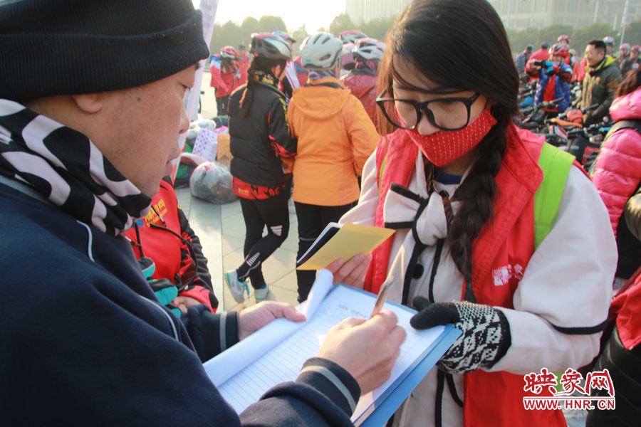 工作人員登記愛心網友的捐贈信息 工作人員登記愛心網友的捐贈信息