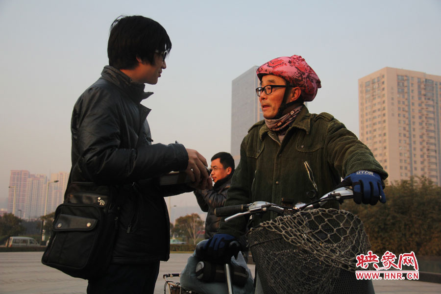 記者采訪71歲高齡的騎友 記者采訪71歲高齡的騎友