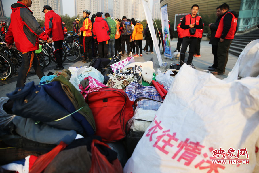 捐贈現場的愛心衣物堆積如山 捐贈現場的愛心衣物堆積如山