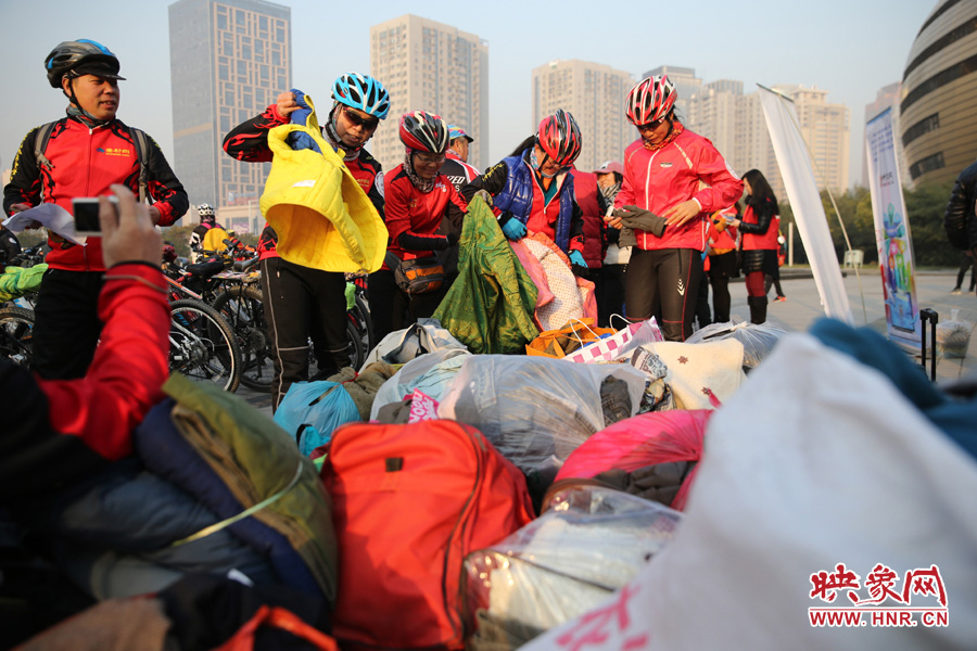 15捐贈之前,再試穿一下老式花棉襖 15捐贈之前,再試穿一下老式花棉襖