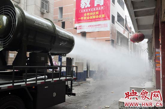 針對造成霧霾的主兇“建筑工地揚塵”，“霧炮車”降塵除塵效果能到到80%。