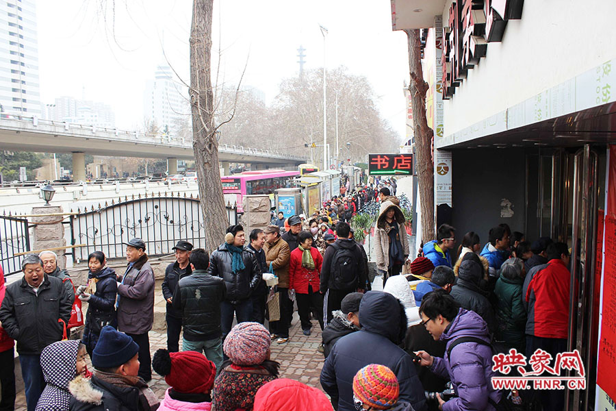 施粥現場排起近百米長隊。 施粥現場排起近百米長隊。