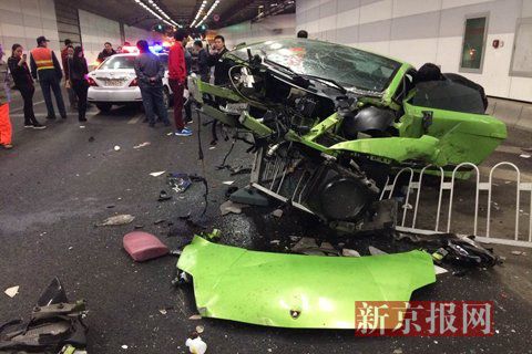 一輛蘭博基尼與一輛法拉利發(fā)生事故，現(xiàn)場狀況慘烈