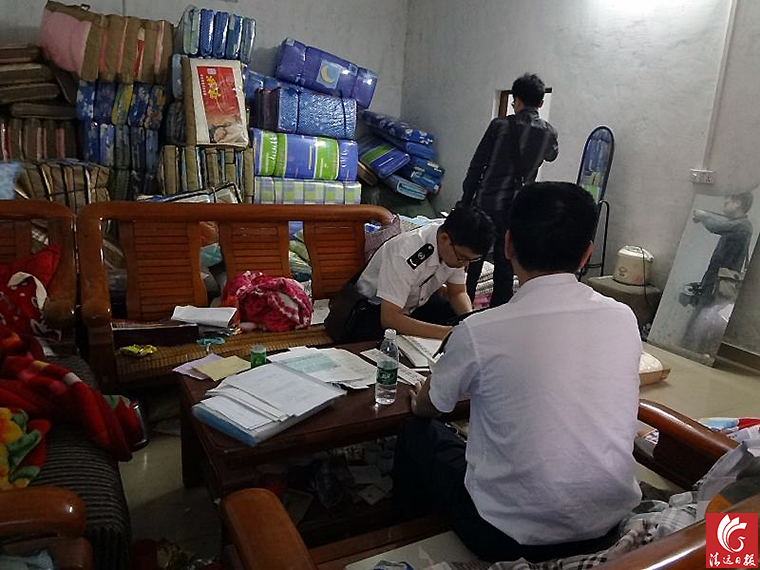 執法人員對“黑心棉”窩點進行登記取證。