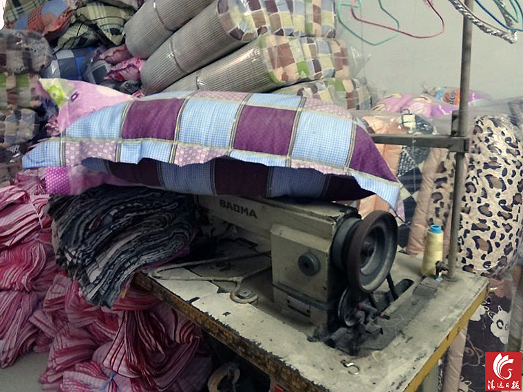 作坊一角。執法人員稱，該作坊利用廢舊棉花和劣質絮用纖維進行違法加工。