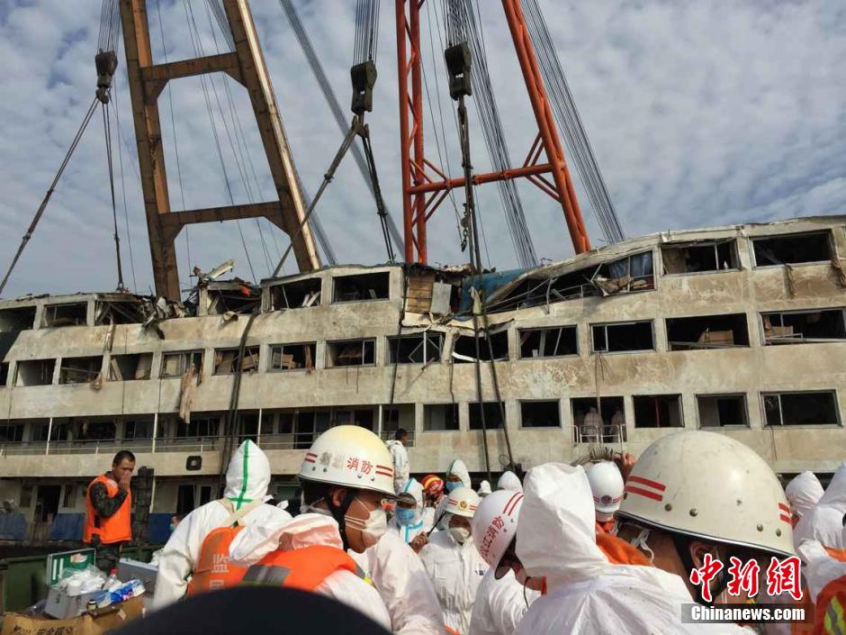 消防官兵進入“東方之星”艙內(nèi)進行破拆和搜救