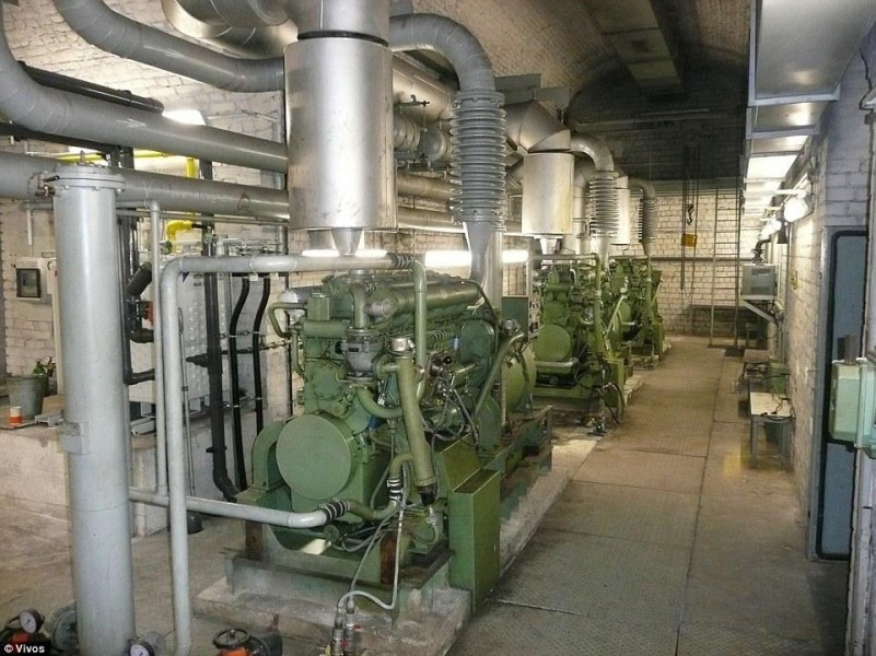 地堡中有無數個洞室，每個都會有自己的安全系統，還有無數可密封的防爆門。