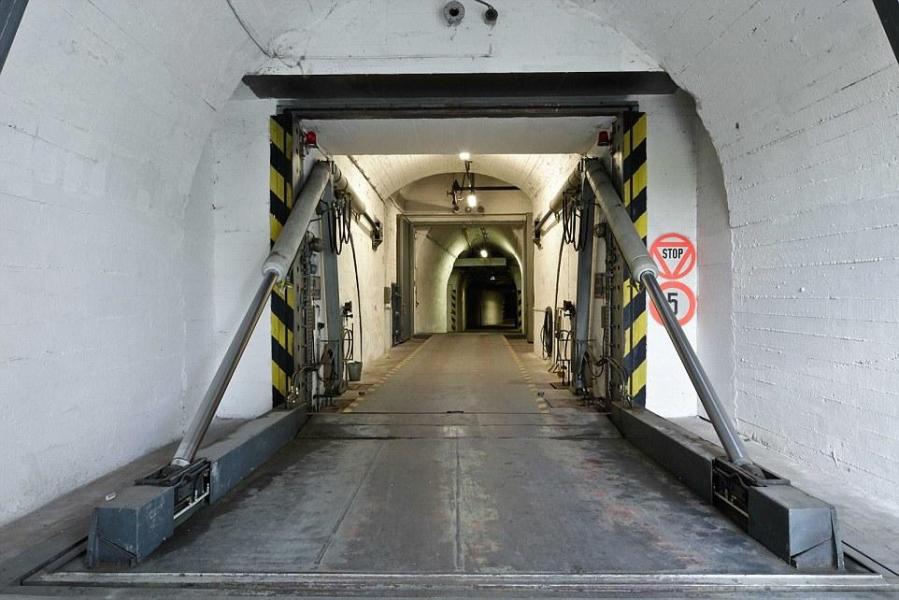 圖為地堡內的通道，皆配備攝像頭。