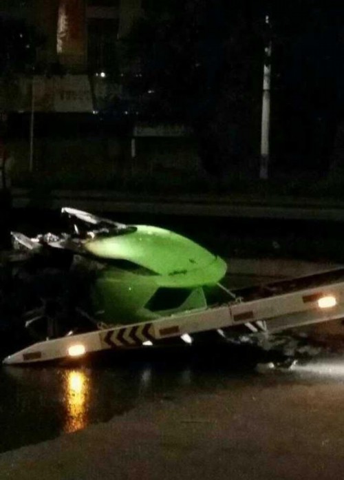 蘭博基尼跑車撞貨車燒成廢鐵 司機當場死亡 蘭博基尼跑車撞貨車燒成廢鐵 司機當場死亡