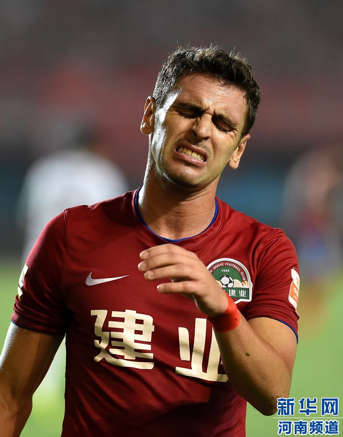 7月19日，河南建業(yè)隊(duì)球員伊沃錯(cuò)失破門機(jī)會(huì)。新華社記者李博攝