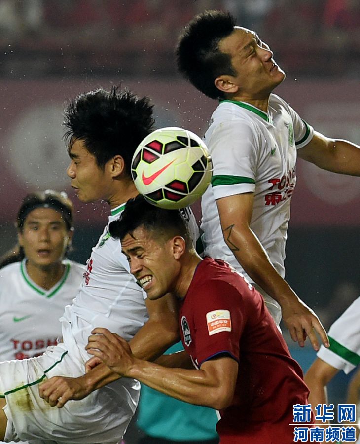 7月19日，河南建業(yè)隊(duì)球員哈維爾（右二）在比賽中與對(duì)手爭(zhēng)搶頭球。